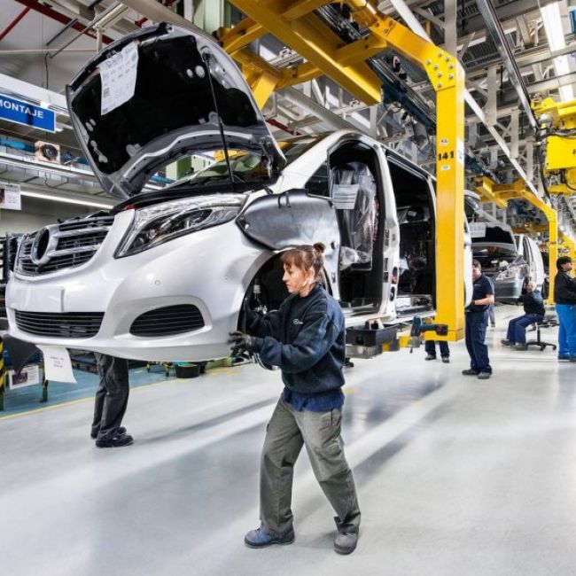 Línea de montaje en la fábrica de la automovilística Mercedes en Vitoria, País Vasco.